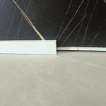 RODAPÉ LISO SLIM POLIESTIRENO KIT COM 2 PEÇAS