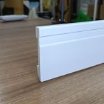 RODAPÉ FRISADO SLIM POLIESTIRENO KIT COM 02 PEÇAS