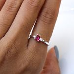 Anel Pedra Rosa Pink com Zircônias- banho de prata