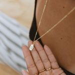 Colar Letter- banho ouro 18k