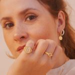 Anel Dedinho Ajustável Letra- banho ouro 18k 
