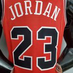 Jordan #23 Chicago Bulls NBA Jersey - Silk Jogador Vermelho (símbolo NK branco)