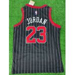 NBA Swingman - Chicago Bulls Silk JOGADOR - Jordan #23 (LISTRAS)