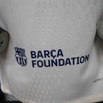 Camisa Barcelona 26/27 - Bege/Vermelho - Jogador Masculina