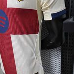 Camisa Barcelona 26/27 - Bege/Vermelho - Jogador Masculina
