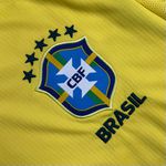 (SÍMBOLO CLARO) Camisa Seleção Brasil I Copa do Mundo 2026 - Amarelo - Masculina Torcedor