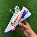 Chuteira Society Nike Air Zoom Mercurial Vapor 16 Elite (TF) (solado azul/rosa)