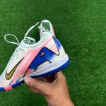 Chuteira Society Nike Air Zoom Mercurial Vapor 16 Elite (TF) (solado azul/rosa)