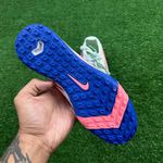 Chuteira Society Nike Air Zoom Mercurial Vapor 16 Elite (TF) (solado azul/rosa)