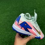 Chuteira Society Nike Air Zoom Mercurial Vapor 16 Elite (TF) (solado azul/rosa)