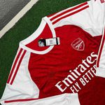 Manga Longa Arsenal Home I 25/26 – Vermelha – Torcedor Masculina (BORDADO)