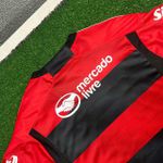 (PATCH CAMPEÃO 2022) Camisa Flamengo Home 23/24 - Patrocínio + Patchs - Torcedor Masculino