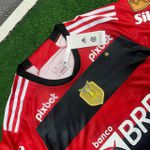 (PATCH CAMPEÃO 2022) Camisa Flamengo Home 23/24 - Patrocínio + Patchs - Torcedor Masculino