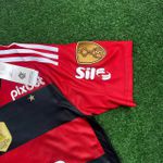 (PATCH CAMPEÃO 2022) Camisa Flamengo Home 23/24 - Patrocínio + Patchs - Torcedor Masculino