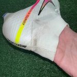 (DEFEITO) Chuteira Campo/trava (fg) Cano Alto - Branca/rosa