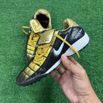 (DEFEITO) Chuteira Society Preta/dourada