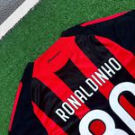 Camisa Retrô AC Milan Home I 08/09 - Ronaldinho 80 - Vermelha/Preta - Torcedor Masculina