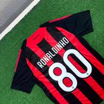 Camisa Retrô AC Milan Home I 08/09 - Ronaldinho 80 - Vermelha/Preta - Torcedor Masculina