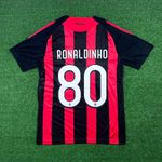 Camisa Retrô AC Milan Home I 08/09 - Ronaldinho 80 - Vermelha/Preta - Torcedor Masculina