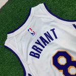 NBA Los Angeles Lakers Decote em V #8 Bryant Silk Jogador (Branca Com N° Roxo)
