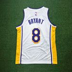 NBA Los Angeles Lakers Decote em V #8 Bryant Silk Jogador (Branca Com N° Roxo)