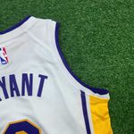 NBA Los Angeles Lakers Decote em V #8 Bryant Silk Jogador (Branca Com N° Roxo)