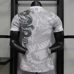 Camisa Real Madrid 2024/25 Edição Especial Dragão Jogador - Branco/Preto detalhe Amarelo