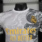 Camisa Real Madrid 2024/25 Edição Especial Dragão Jogador - Branco/Preto detalhe Amarelo