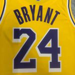 NBA Los Angeles Lakers 2022/23 Kobe Bryant #24 Silk - Amarelo - Swingman Jersey (detalhe na etiqueta)
