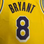 NBA Los Angeles Lakers 2022/23 Kobe Bryant #8 Silk - Amarelo - Swingman Jersey (detalhe na etiqueta)