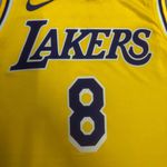 NBA Los Angeles Lakers 2022/23 Kobe Bryant #8 Silk - Amarelo - Swingman Jersey (detalhe na etiqueta)