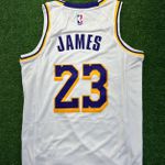 Nba Los Angeles Lakers Gola Redonda Nº 23 James Silk (branco Com N° Roxo) (detalhe na etiqueta)