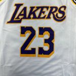 Nba Los Angeles Lakers Gola Redonda Nº 23 James Silk (branco Com N° Roxo) (detalhe na etiqueta)