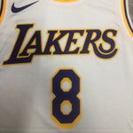 NBA Los Angeles 2022/23 Lakers Kobe Bryant #8 Association Edition Swingman Jersey Silk - Branca (detalhe na etiqueta)