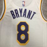 NBA Los Angeles 2022/23 Lakers Kobe Bryant #8 Association Edition Swingman Jersey Silk - Branca (detalhe na etiqueta)