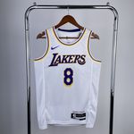NBA Los Angeles 2022/23 Lakers Kobe Bryant #8 Association Edition Swingman Jersey Silk - Branca (detalhe na etiqueta)