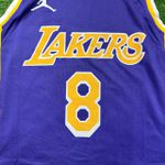 NBA Los Angeles Lakers Gola Redonda nº 8 Bryant Silk (Roxo com N° Amarelo) preto na lateral