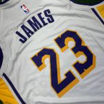 NBA Lakers Branco com decote em V nº 23 James Silk 