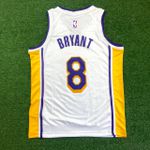 NBA Los Angeles Lakers Decote em V #8 Bryant Silk (Branca Com N° Roxo)