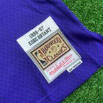 NBA Los Angeles Lakers Kobe Bryant #8 Mitchell & Ness 96-97 Hardwood Classics Authentic Jersey Silk - Roxo