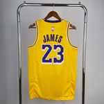 NBA Los Angeles Lakers 2022/23 LeBron James #23 Silk - Amarelo - Swingman Jersey (detalhe na etiqueta)