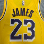NBA Los Angeles Lakers 2022/23 LeBron James #23 Silk - Amarelo - Swingman Jersey (detalhe na etiqueta)