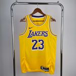 NBA Los Angeles Lakers 2022/23 LeBron James #23 Silk - Amarelo - Swingman Jersey (detalhe na etiqueta)