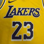 NBA Los Angeles Lakers 2022/23 LeBron James #23 Silk - Amarelo - Swingman Jersey (detalhe na etiqueta)