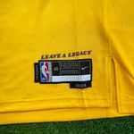 NBA Los Angeles Lakers 2022/23 LeBron James #23 Silk - Amarelo - Swingman Jersey (detalhe na etiqueta)