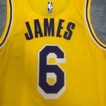 NBA Los Angeles 2022/23 Lakers LeBron James #6 Silk -Amarelo - Swingman Jersey (detalhe na etiqueta)