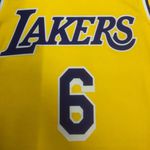 NBA Los Angeles 2022/23 Lakers LeBron James #6 Silk -Amarelo - Swingman Jersey (detalhe na etiqueta)