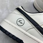 Tênis NK Dunk Low - Branco/Símbolo Preto/Raios