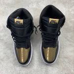 Tênis NK Air Jordan 1 High - Dourado/Preto