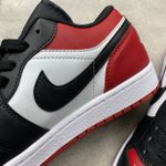 Tênis Air Jordan 1 Low - Bred Toe - Vermelho/Preto/Branco